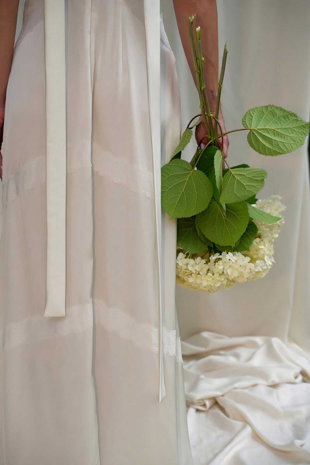 Viela clothing satino suknelė su nėriniais
