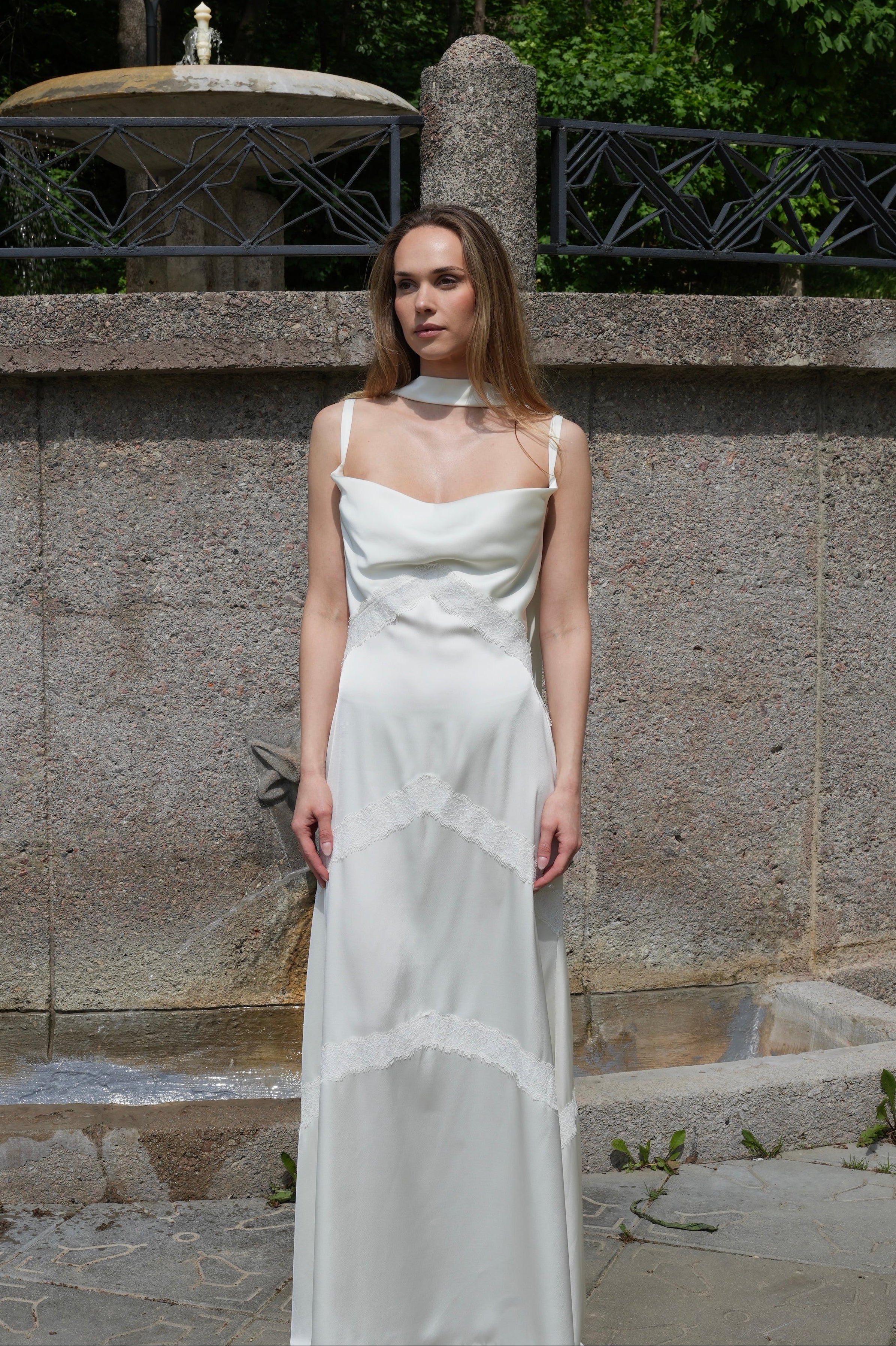 Viela clothing satino suknelė su nėriniais