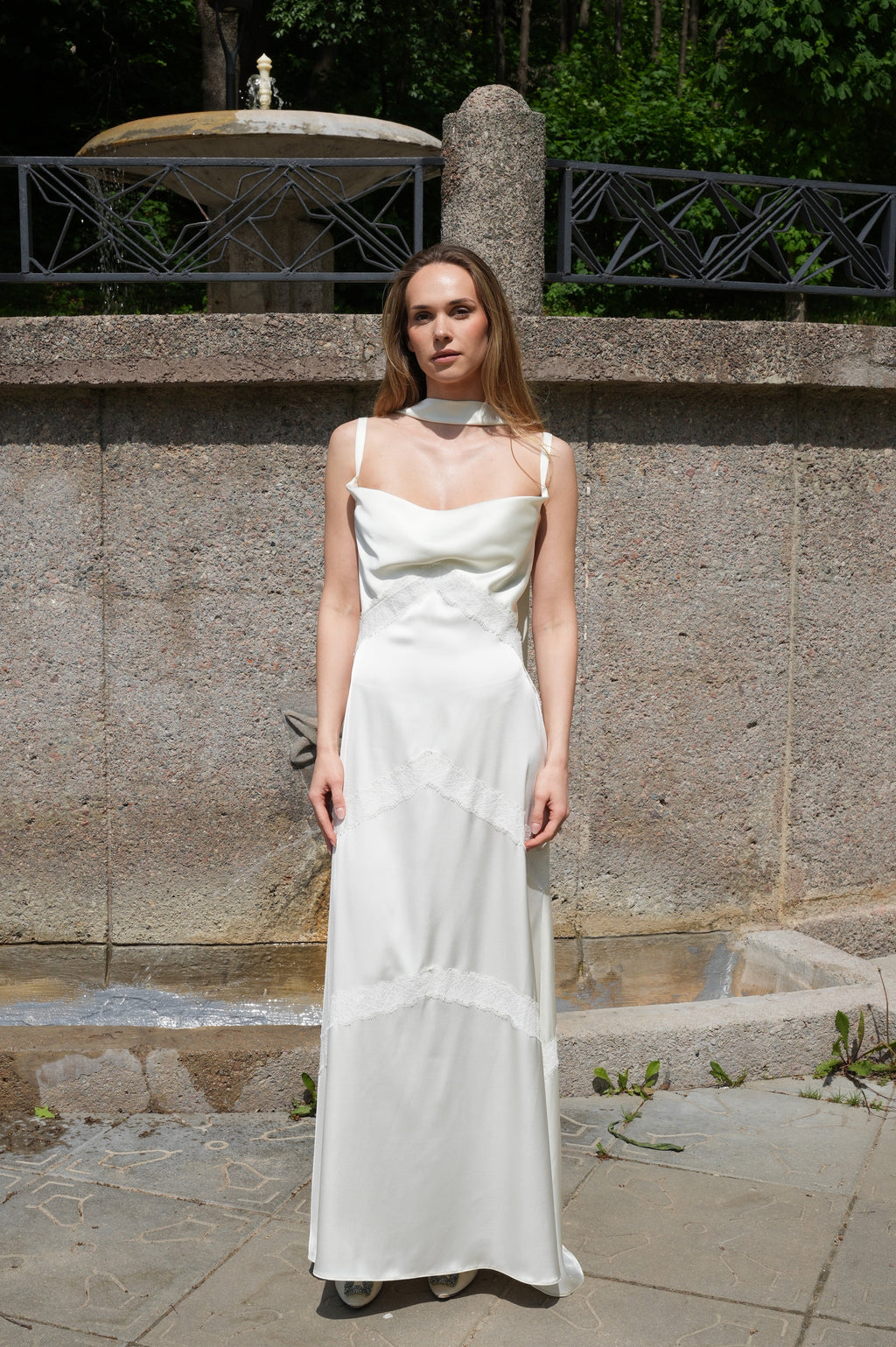 Viela clothing satino suknelė su nėriniais