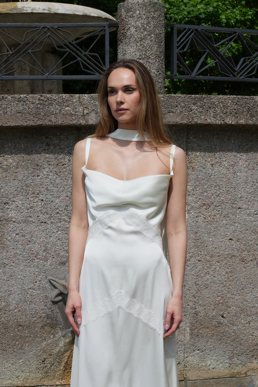 Viela clothing satino suknelė su nėriniais