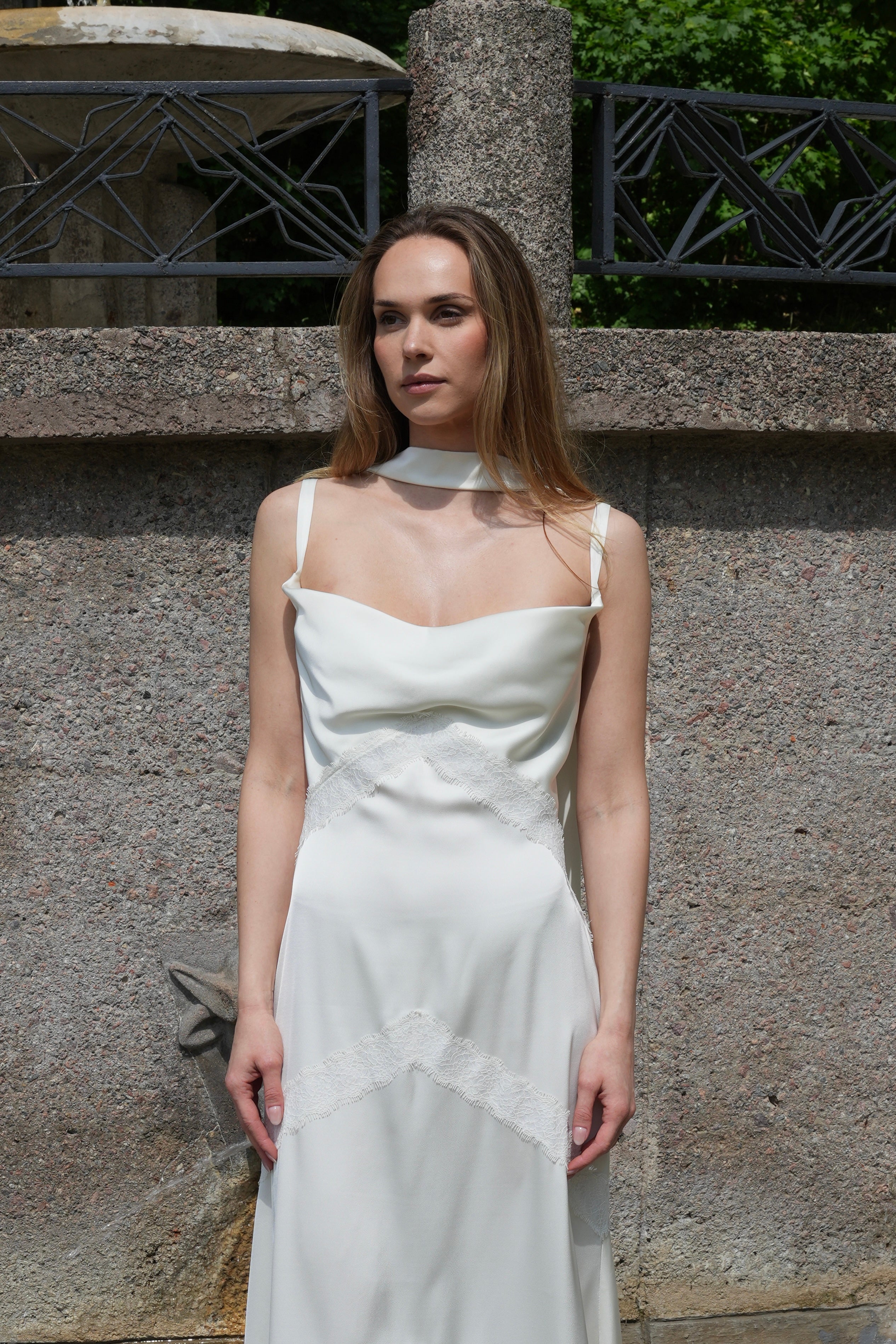 Viela clothing satino suknelė su nėriniais